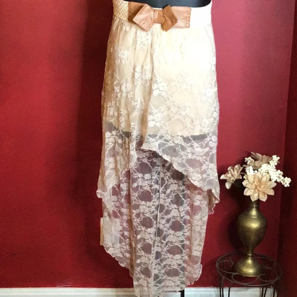 RUE 21 LACEY SKIRT SIZE M